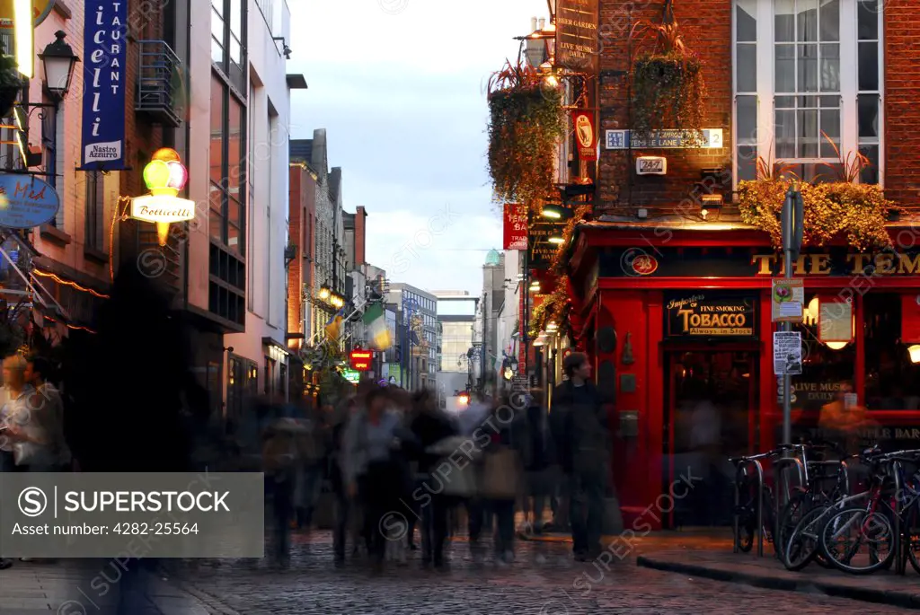 Republic of Ireland, Dublin, Temple Bar. Drinkers at night in the busy Temple Bar area of Dublin.