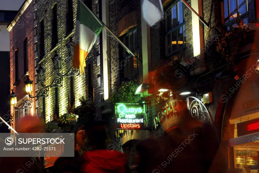 Republic of Ireland, Dublin, Temple Bar. The busy nightlife of the Temple Bar area in Dublin.