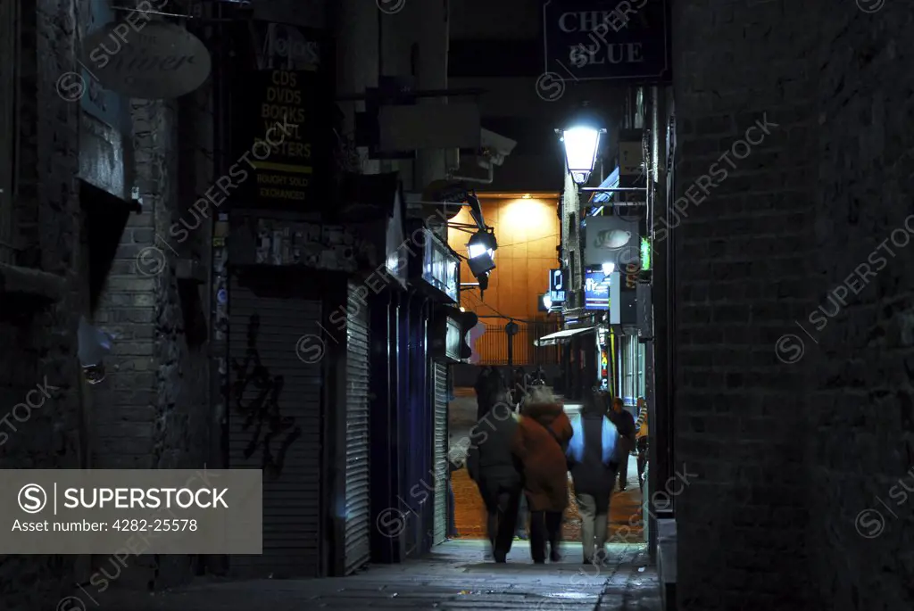 Republic of Ireland, Dublin, Temple Bar. Night view of the small streets of Temple Bar in Dublin.