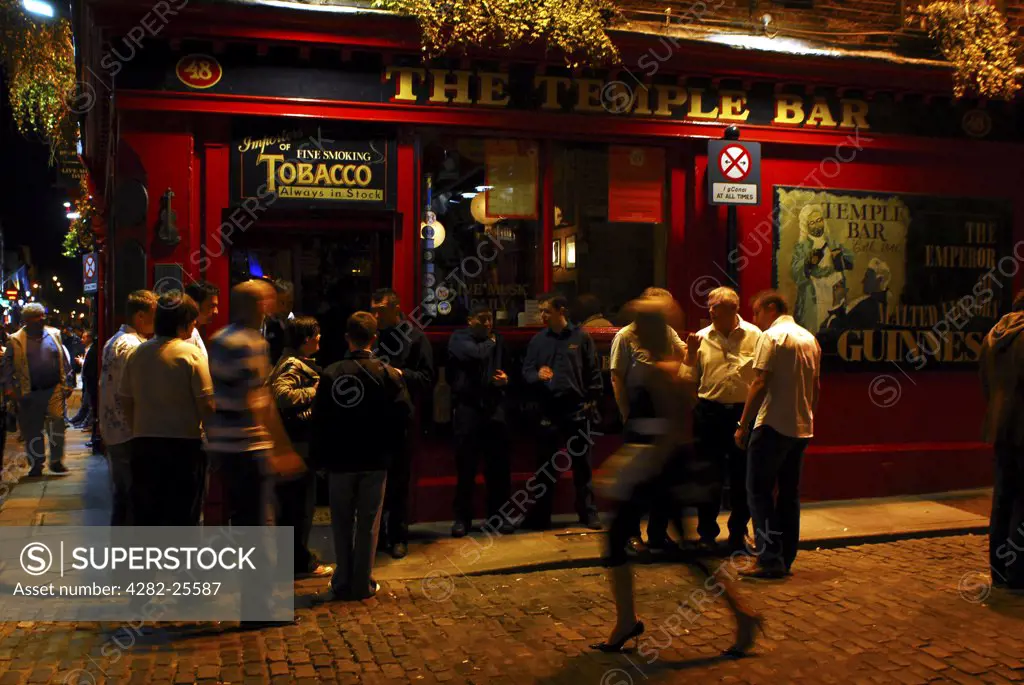 Republic of Ireland, Dublin, Temple Bar. Drinkers at night in the busy Temple Bar area of Dublin.