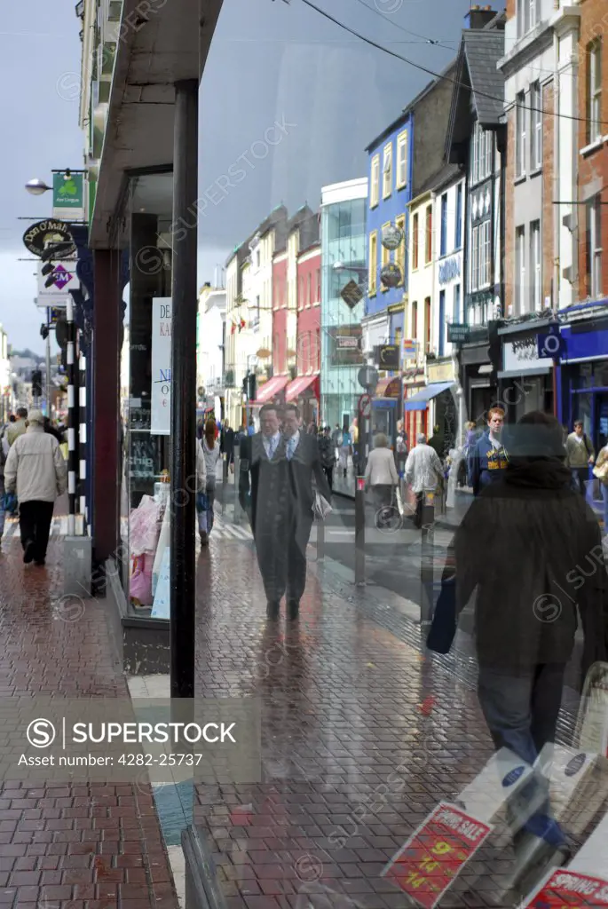 Republic of Ireland, County Cork, Central Cork. Shoppers in the streets of central Cork.