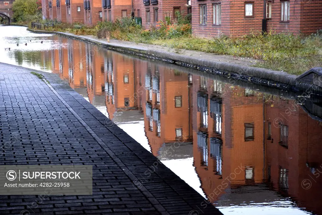England, West Midlands, Birmingham. Houses reflected in the Grand Union Canal near Bordersley in Birmingham.