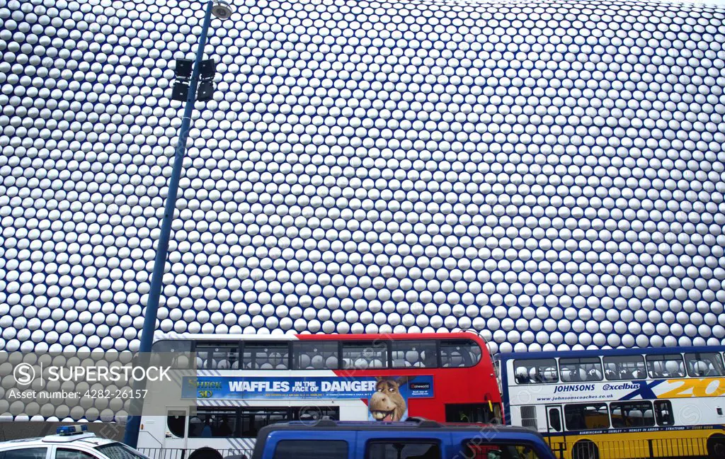 England, West Midlands, Birmingham. Traffic outside Selfridges at the Bullring Shopping Centre. The store is clad in 15,000 shiny aluminium discs, inspired by a Paco Rabanne sequinned dress.