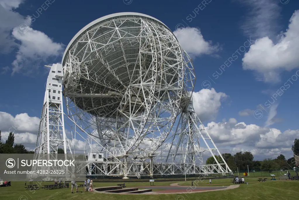England, Cheshire, Jodrell Bank. The Lovell Telescope, the third largest steerable dish radio telescope in the world, at Jodrell Bank Observatory.