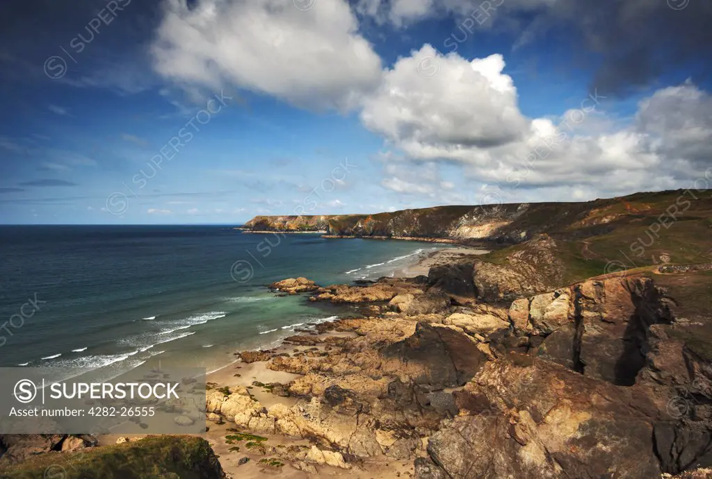 England, Cornwall, The Lizard. A deserted beach at Lizard Point on the Cornish coastline.