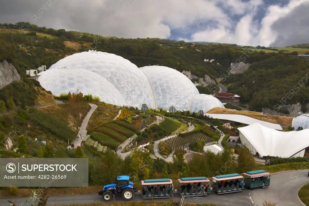 England, Cornwall, The Eden Project. The gardens and gigantic domes of the Eden Project in Cornwall.