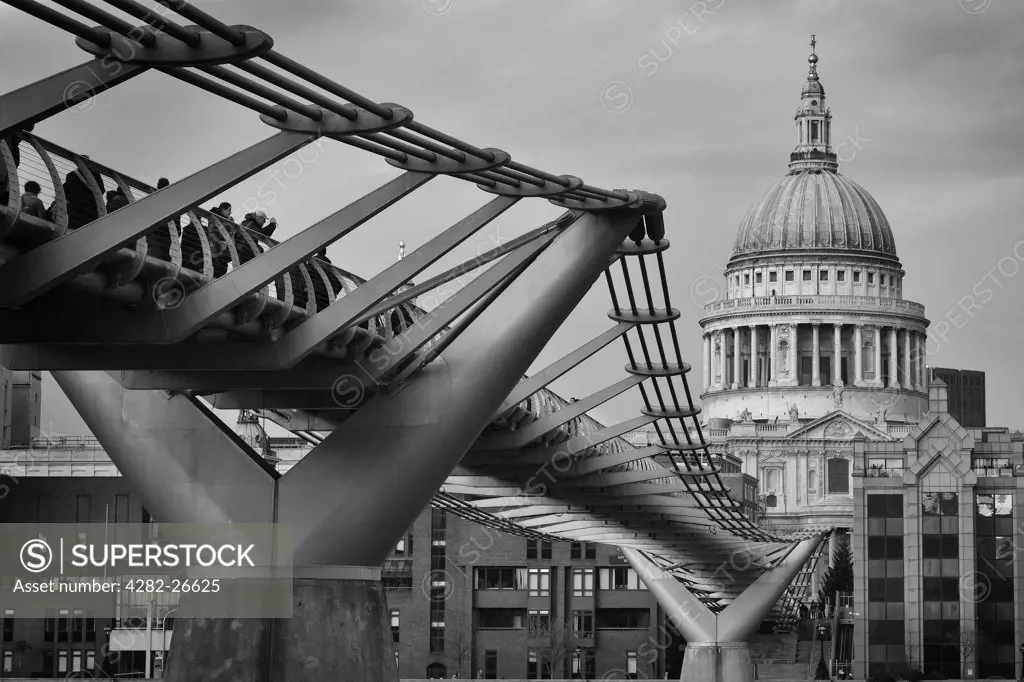 England, London, St Pauls. St Paul's Cathedral and the London Millennium Footbridge, crossing the River Thames to link Bankside with the City of London.