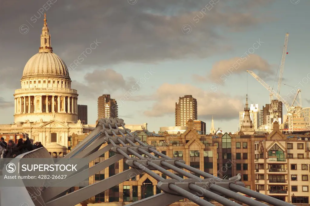 England, London, St Pauls. St Paul's Cathedral and the London Millennium Footbridge, crossing the River Thames to link Bankside with the City of London.