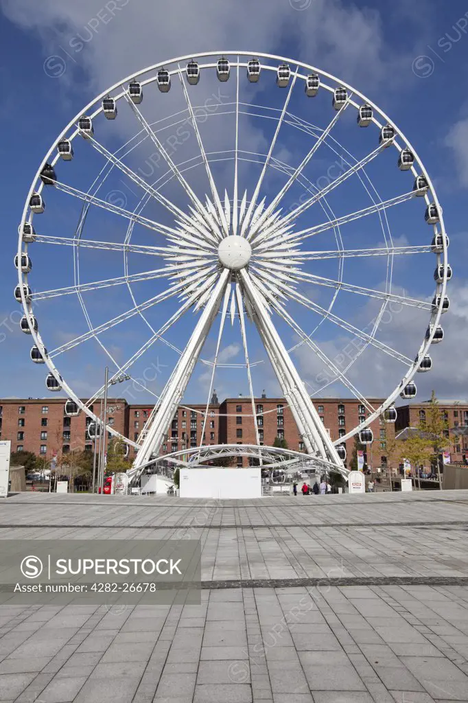 England, Merseyside, Liverpool. The Echo Wheel of Liverpool between Albert Dock and the Echo Arena.