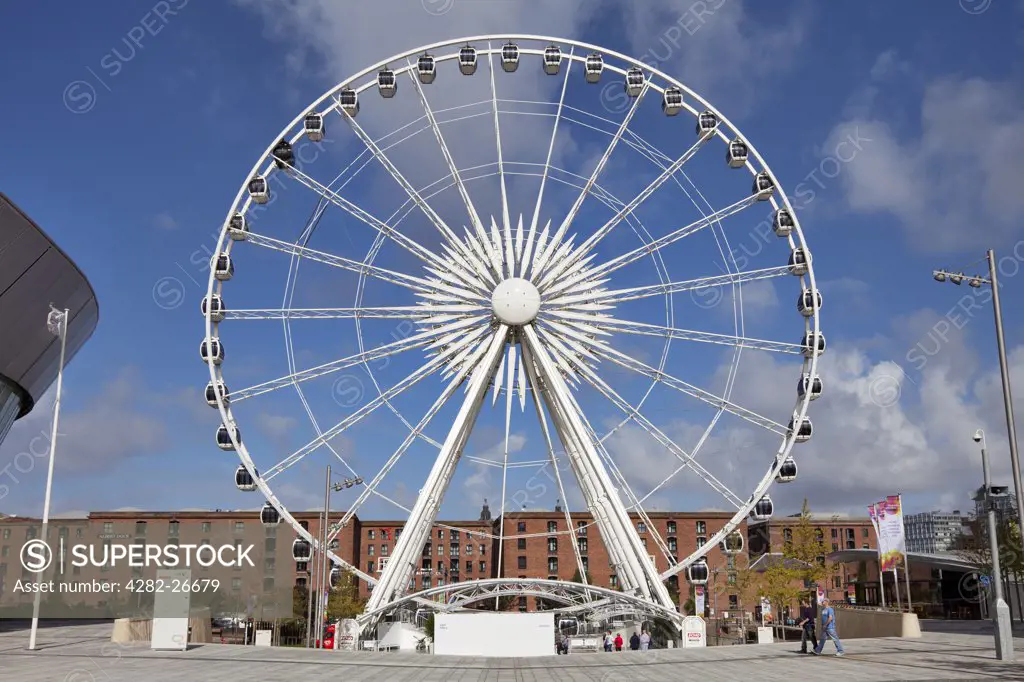 England, Merseyside, Liverpool. The Echo Wheel of Liverpool between Albert Dock and the Echo Arena.