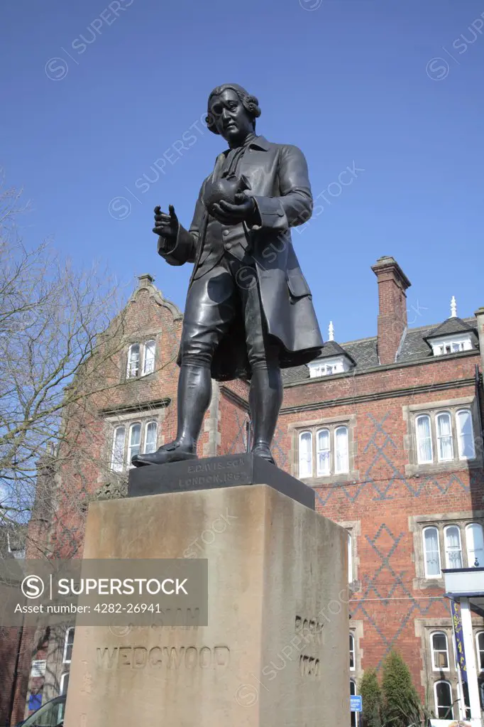 England, Staffordshire, Stoke-on-Trent. Statue of Josiah Wedgwood standing on  Winton Square in Stoke-on-Trent. Wedgwood was an innovative designer, a manufacturer of high-quality pottery and a campaigner for social reform.