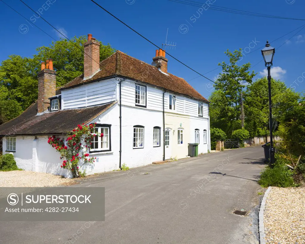 England, Hampshire, Kingsclere. Pretty whitewashed cottage in Kingsclere.