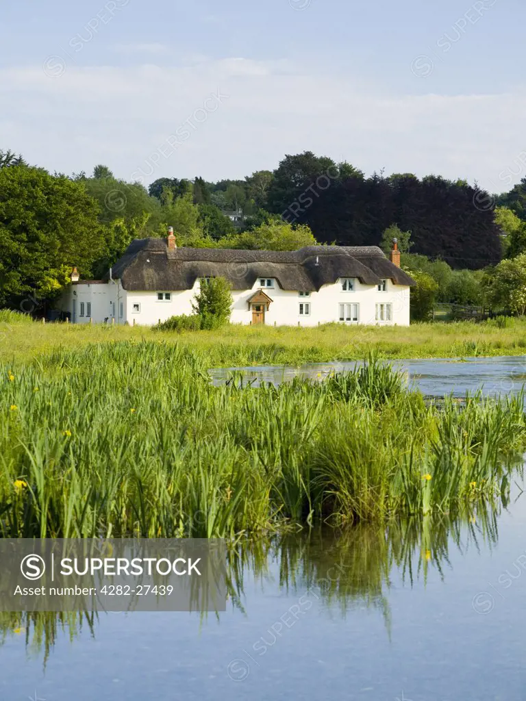 England, Hampshire, Chilbolton. Pretty thatched cottage on Chilbolton Cow Common by the River Test.