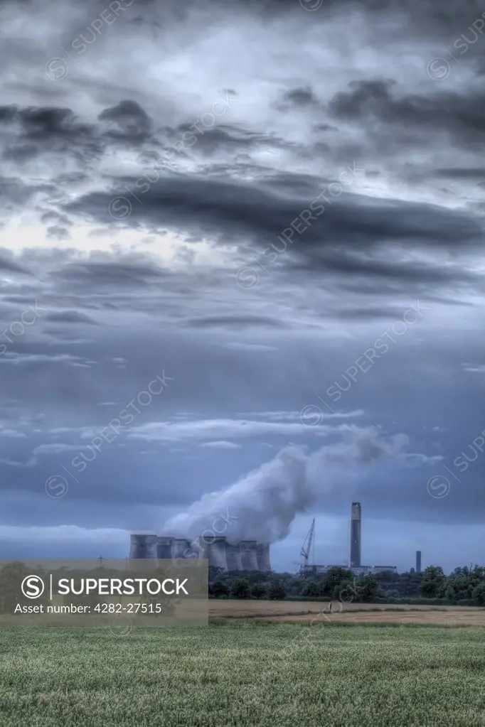 England, Nottinghamshire, Ratcliffe-on-Soar. Smoke billowing from Ratcliffe-on-Soar, a coal fired power station on the edge of the city of Nottingham.