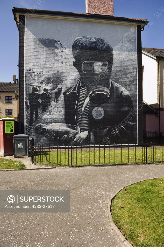 Northern Ireland, County Londonderry, Londonderry. A mural on the side of a house in Free Derry in remembrance of Bloody Sunday.