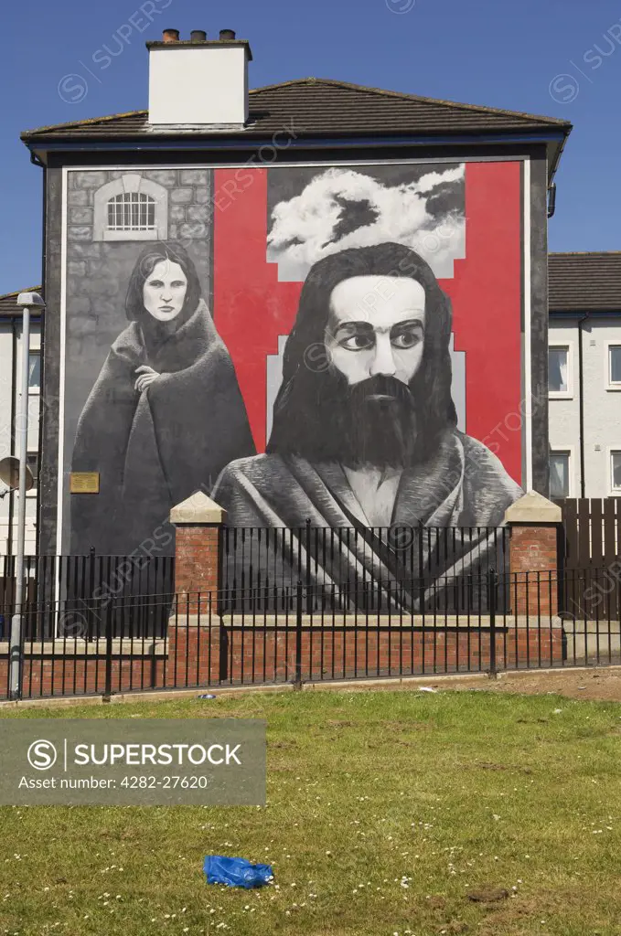Northern Ireland, County Londonderry, Londonderry. A mural on the side of a house in Free Derry in remembrance of Bloody Sunday.