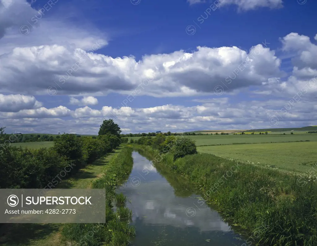 England, Wiltshire, All Cannings. The Kennet and Avon canal.