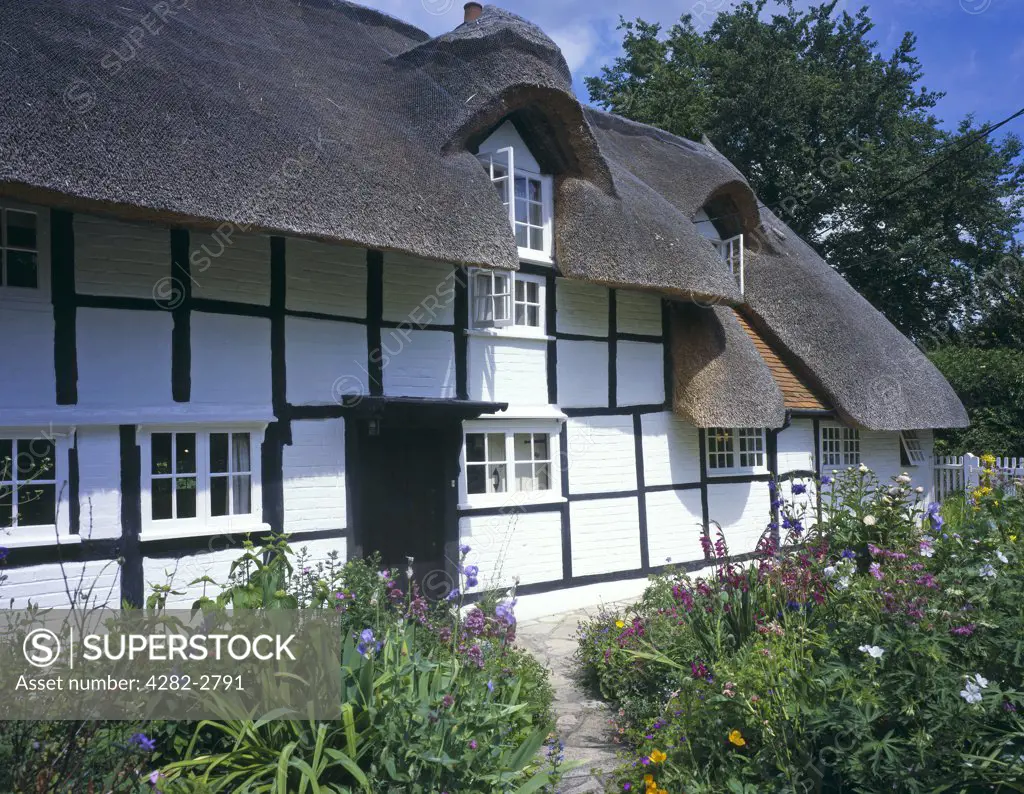 England, Oxfordshire, Blewbury. Cottage and garden in the village of Blewbury.