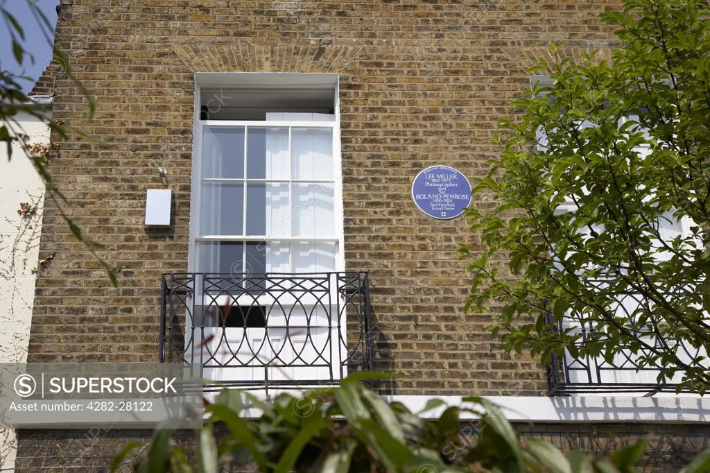 England, London, Hampstead. Exterior view of a house with a blue plaque at Downshire Hill in Hampstead.