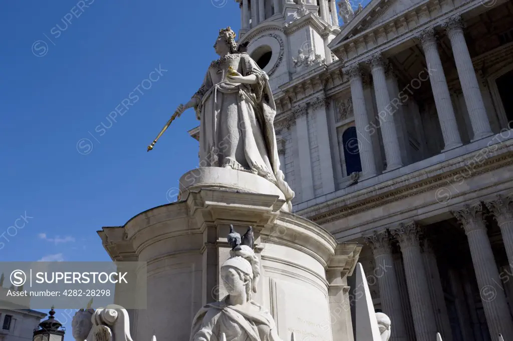 England, London, St Paul's. A statue of Queen Anne outside St Paul's Cathedral in London.