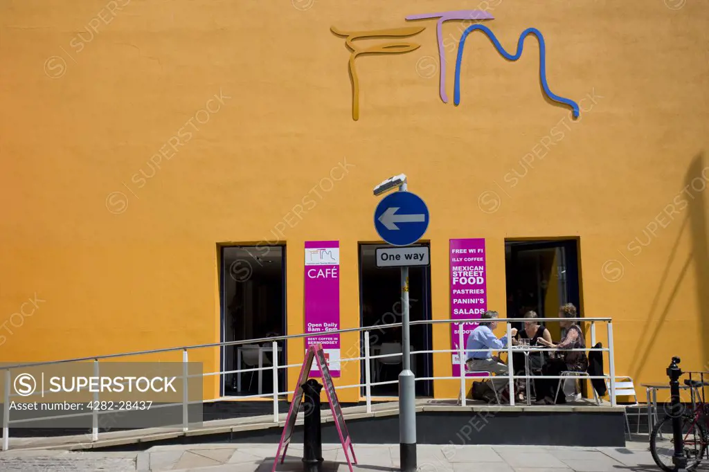 England, London, Bermondsey. People sitting outside the cafe@FTM eating and drinking. FTM is a Fashion and Textile Museum founded by Zandra Rhodes to house exhibitions and run creative courses for students and business.