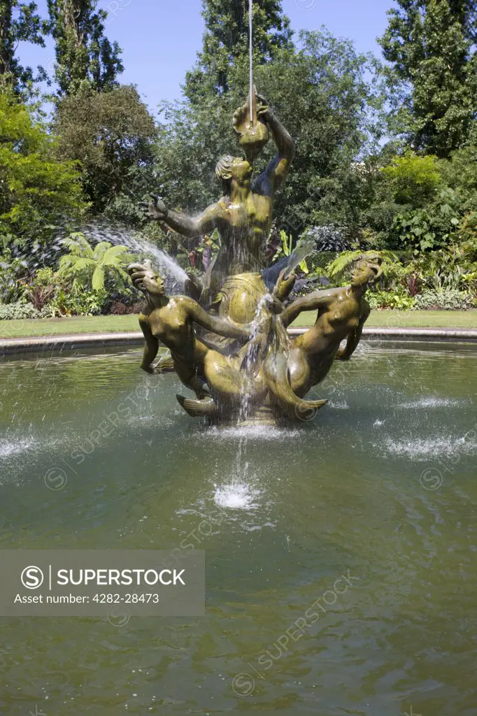 England, London, Regent's Park. A fountain featuring a sculpture of three bronze figures in Queen Mary's Garden in Regent's Park.