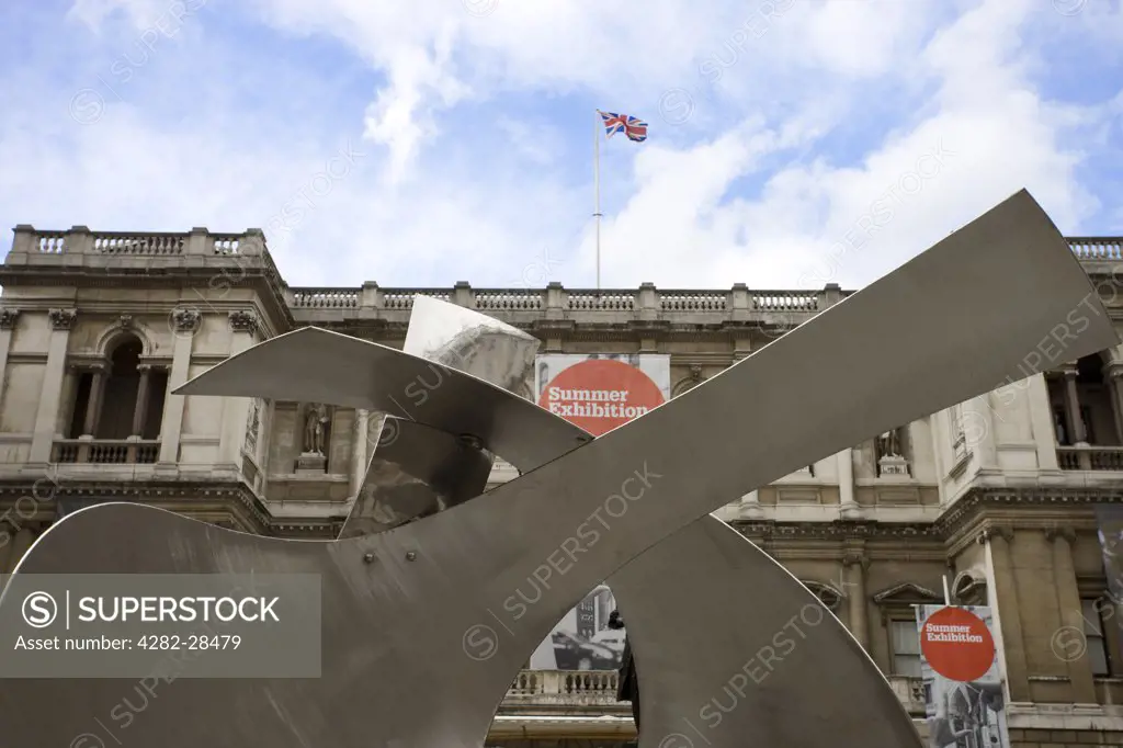 England, London, Piccadilly. Brian Kneale's Triton 3 stainless steel sculpture outside the Royal Academy of Arts for the annual summer exhibition.