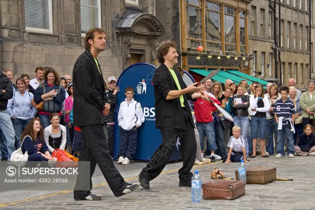 Scotland, Lothian, Edinburgh. Festival Fringe performers entertain onlookers.