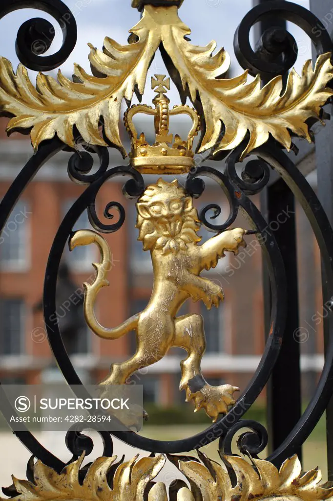 England, London, Kensington Gardens. A gilded lion in Kensington Palace Gate.