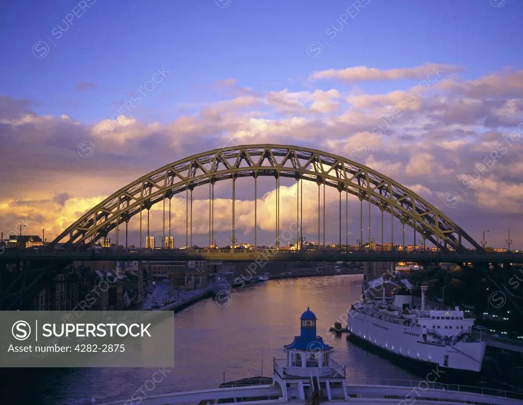 England, Tyne and Wear, Newcastle upon Tyne. Sunset behind The Tyne Bridge.