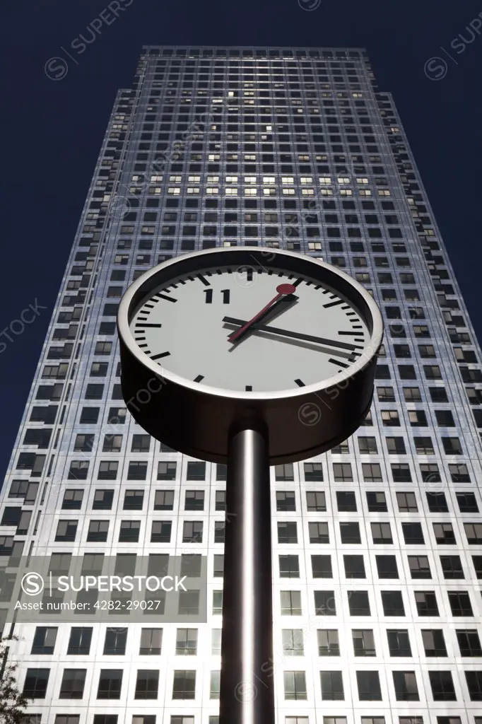 England, London, Canary Wharf. One of 'Six Public Clocks', a sculpture by Konstantin Grcic in Nash Court with One Canada Square, the second tallest building in the UK, in the background.