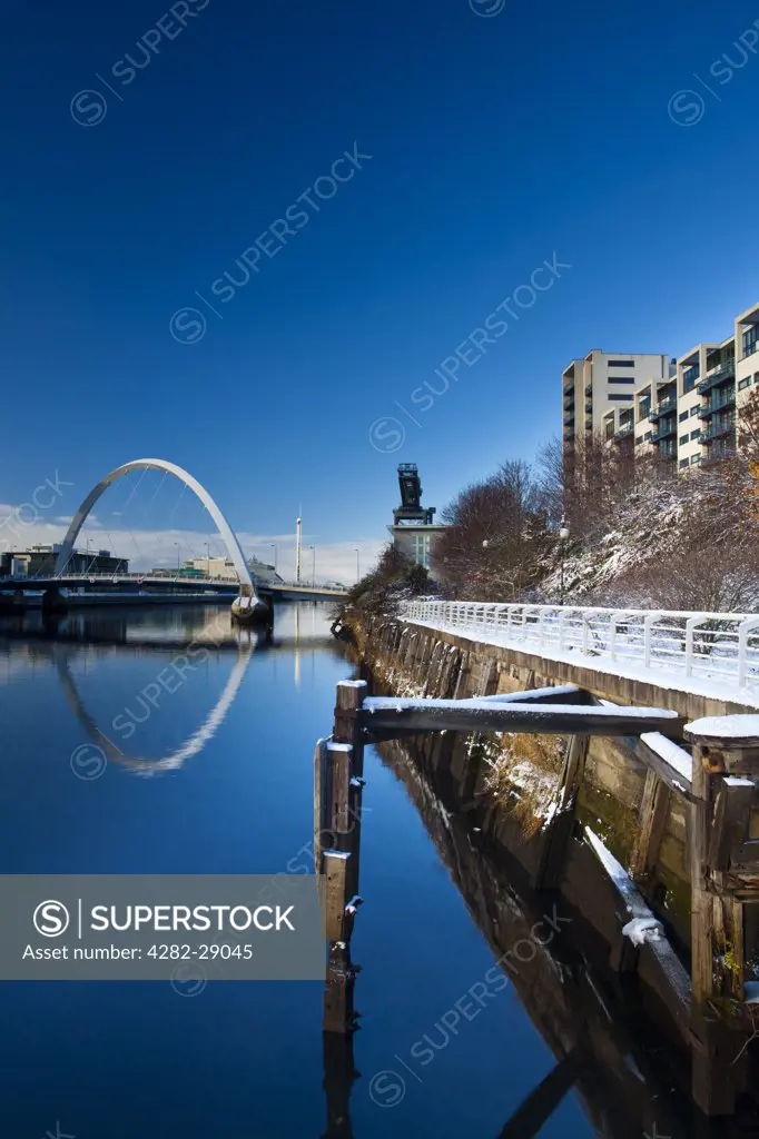 Scotland, City of Glasgow, Glasgow. View along the River Clyde towards Glasgow's Clyde Arc bridge, more commonly known as the Squinty Bridge.