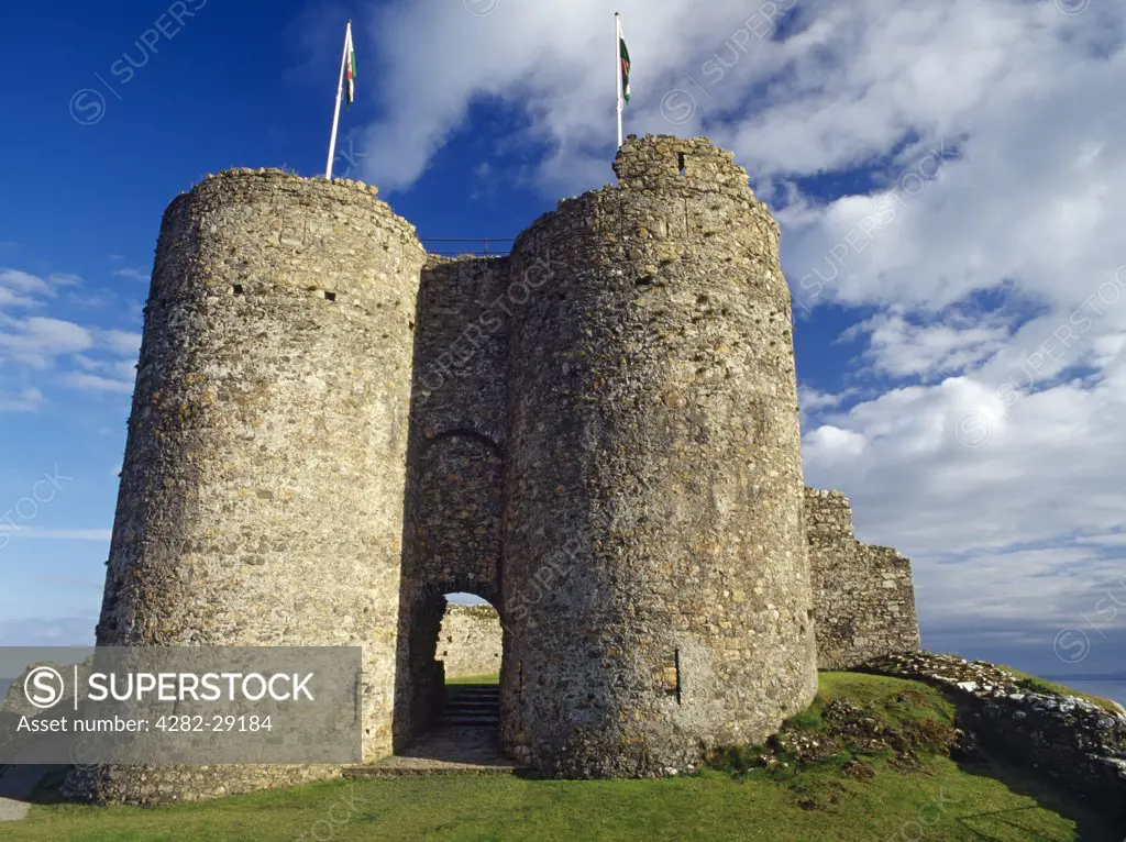 Wales, Gwynedd, Criccieth. The twin D-shaped towers of the inner gatehouse of Criccieth Castle flanking the entrance passage to the inner ward, mainly the work of Llywelyn ab Iorwerth (the Great) from around 1230.