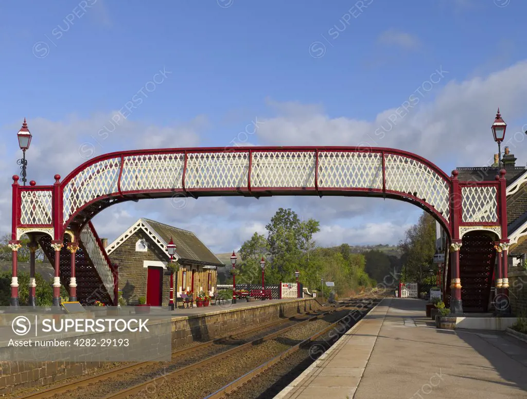 England, North Yorkshire, Settle. Footbridge across the railway tracks at Settle station in Ribblesdale on the Settle-Carlisle Line.