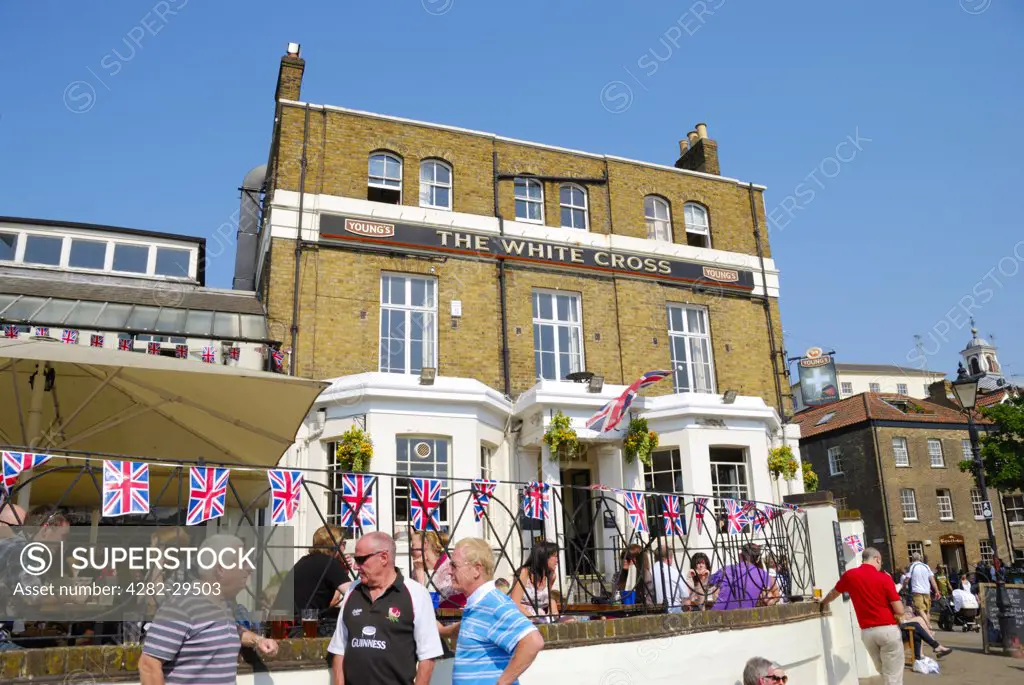 England, London, Richmond-upon-Thames. Union flag bunting on railings outside the White Cross pub, a traditional historic riverside pub overlooking Richmond Bridge.