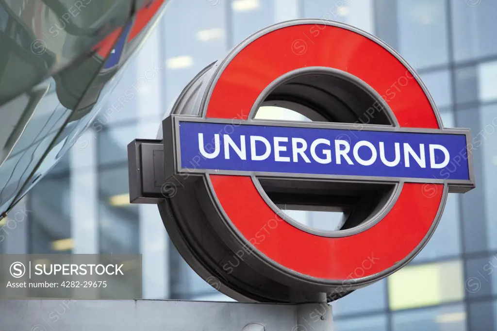 England, London, Southwark. A London Underground sign outside Southwark tube station.