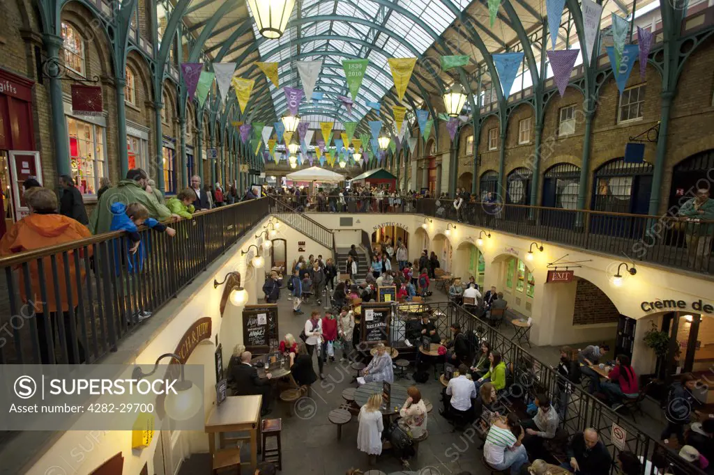 England, London, Covent Garden. People drinking in the covered courtyard in the market at Covent Garden.