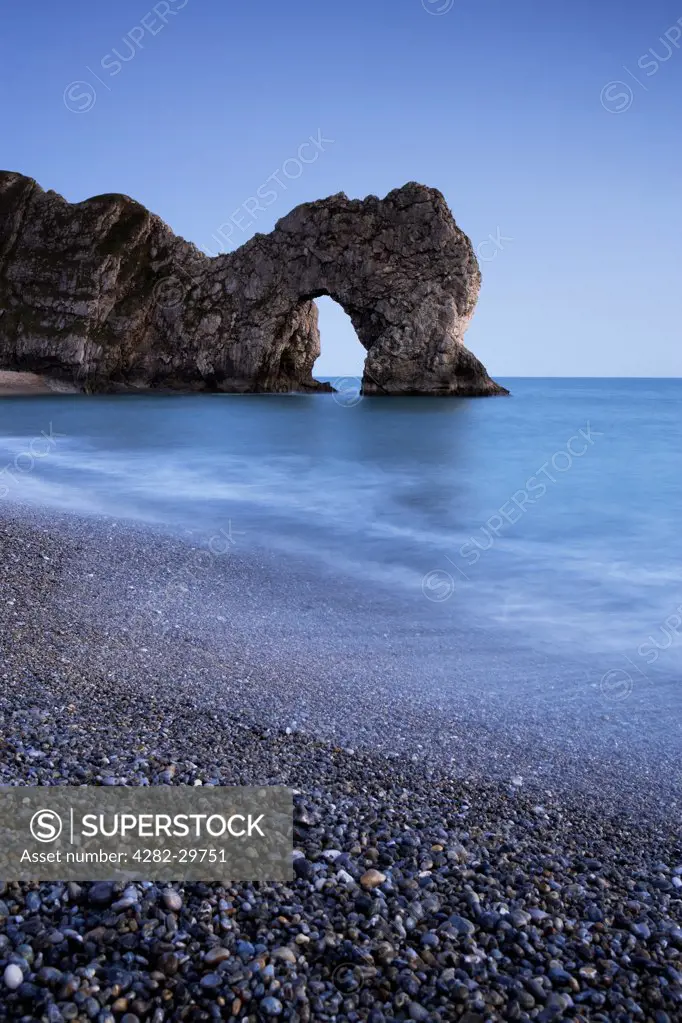 England, Dorset, Durdle Door. Durdle Door, a natural Limestone arch near Lulworth Cove, part of the UNESCO Jurassic Coast.