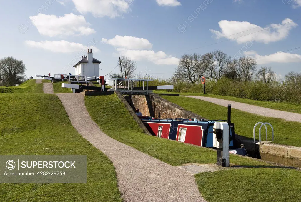 England, Leicestershire, Foxton. A narrow boat passing through Foxton Locks on the Grand Union Canal.