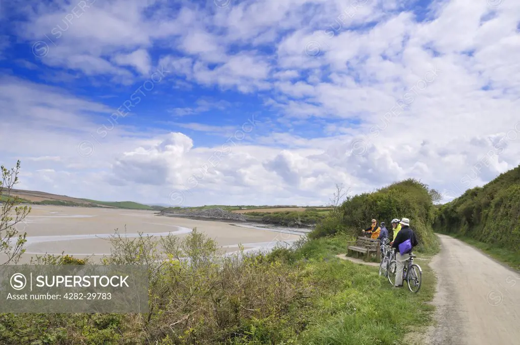 England, Cornwall, Camel Estuary. Cyclists taking a break on the 'Camel Trail' cycle track alongside the Camel Estuary.