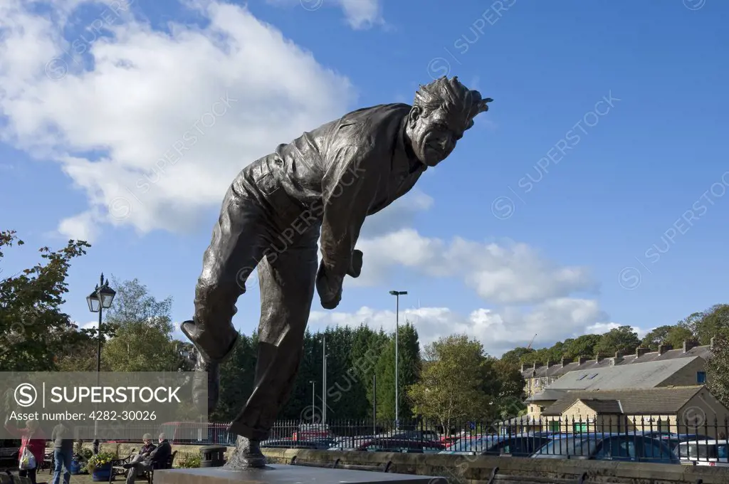 England, North Yorkshire, Skipton. Bronze statue by Graham Ibbeson of Fred Trueman (1931 - 2006) at Skipton.