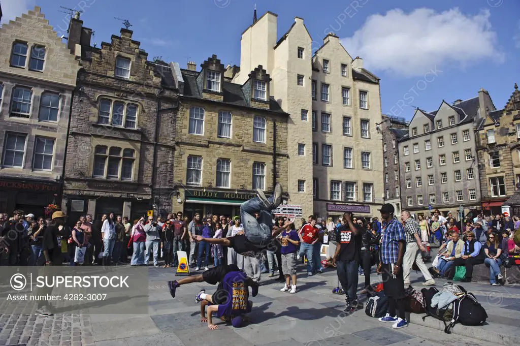 Scotland, City of Edinburgh, Edinburgh. A street performance in Grassmarket during the Edinburgh festival.