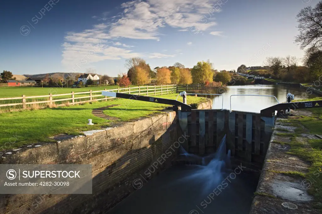 England, Wiltshire, Devizes. Caen Hill locks on the Kennet and Avon Canal near Devizes, a flight of 29 locks rising 237 feet in 2 miles.