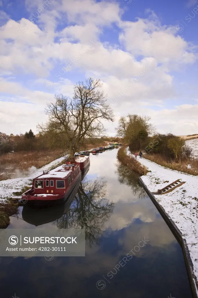 England, Wiltshire, Great Bedwyn. Snow covering the towpath along the Kennet and Avon Canal at Great Bedwyn.