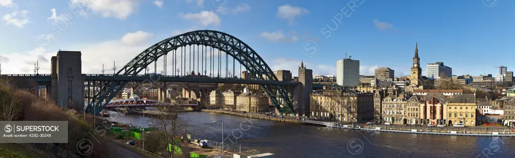 England, Tyne and Wear, Newcastle upon Tyne. Panoramic view from Gateshead on the south bank of the River Tyne of the Tyne Bridge and Newcastle Quayside.