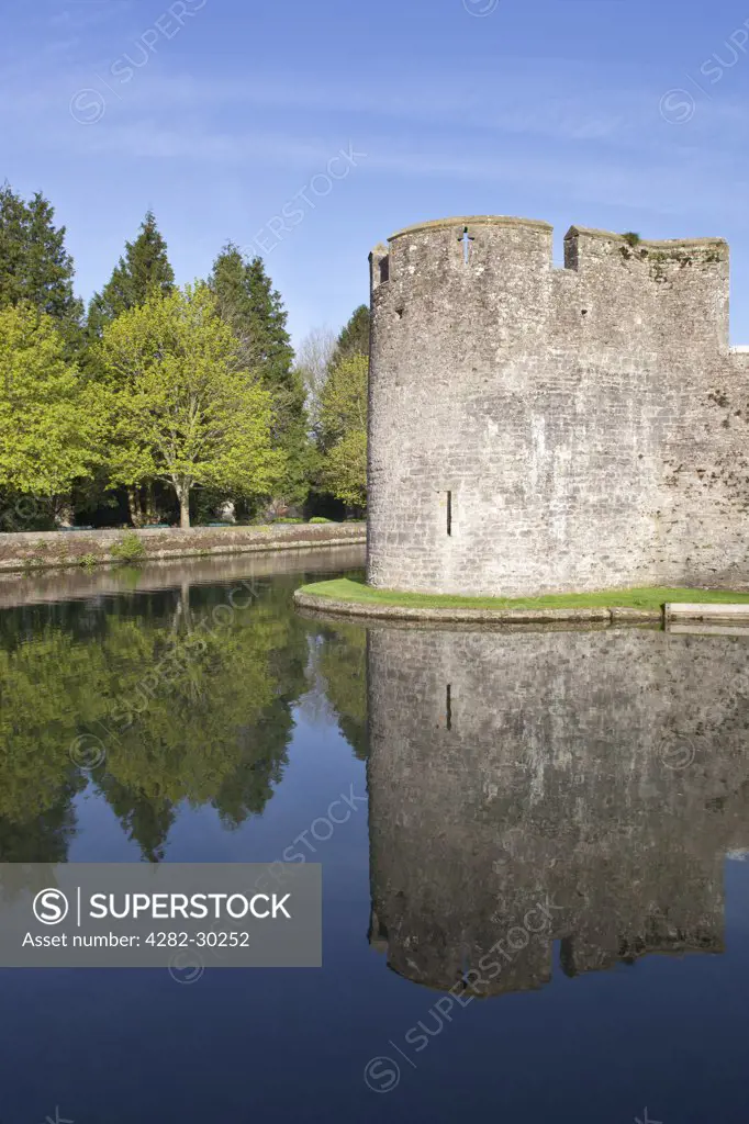 England, Somerset, Wells. The Bishop's Palace, home to the Bishops of Bath and Wells for 800 years, reflected in the surrounding moat.