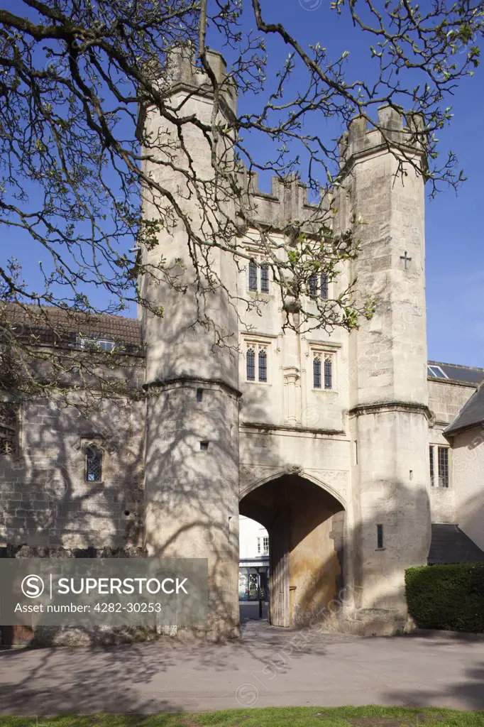England, Somerset, Wells. Archway called the Bishop's Eye built in 1450 by Bishop Thomas Beckington, the entrance to the walled precinct of Wells Cathedral. It is a three story building made of Doulting ashlar stone with a copper roof.