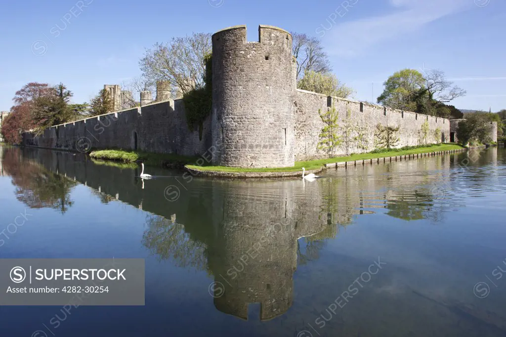 England, Somerset, Wells. The Bishop's Palace, home to the Bishops of Bath and Wells for 800 years, reflected in the surrounding moat.