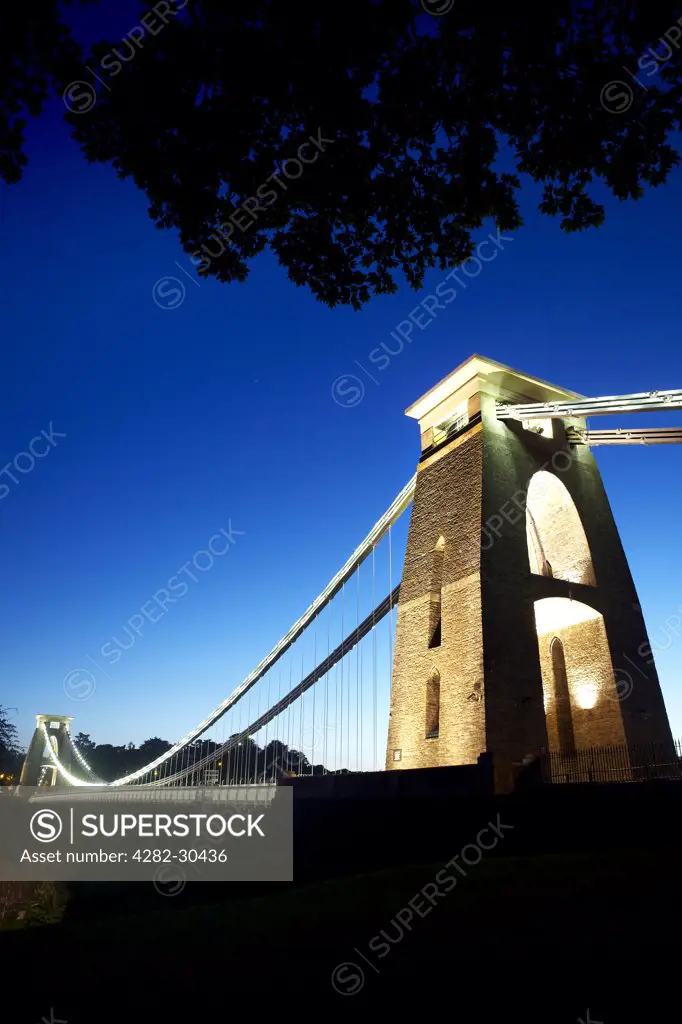 England, Bristol, Clifton. The Clifton Suspension Bridge spanning the Avon Gorge at night. The bridge was designed by Isambard Kingdom Brunel and completed in 1864, 5 years after his death.