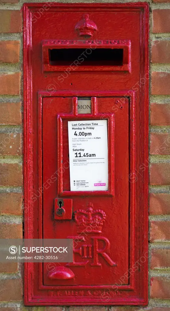 England, Hertfordshire, Brent Pelham. A traditional wall mounted Post box in Brent Pelham.